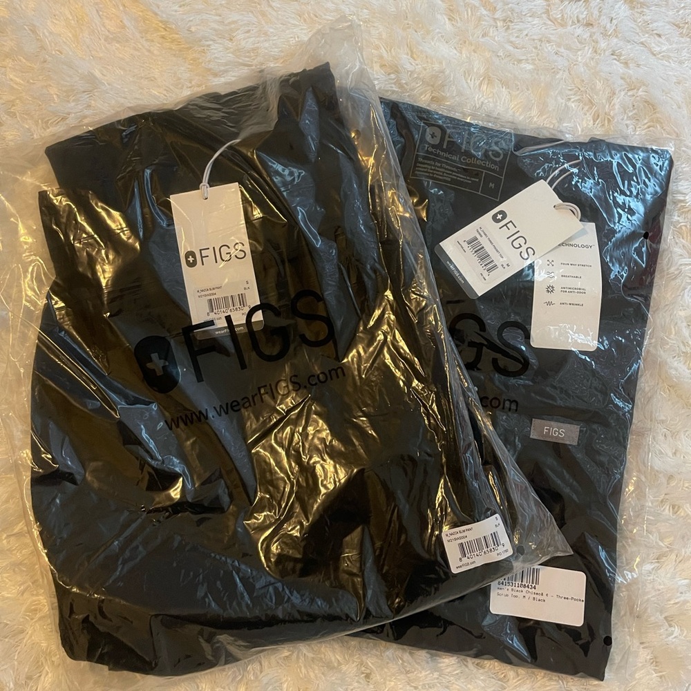 NEW FIGS BLACK Men’s three pocket scrub top (M) and Men’s slim nazca pants (S).